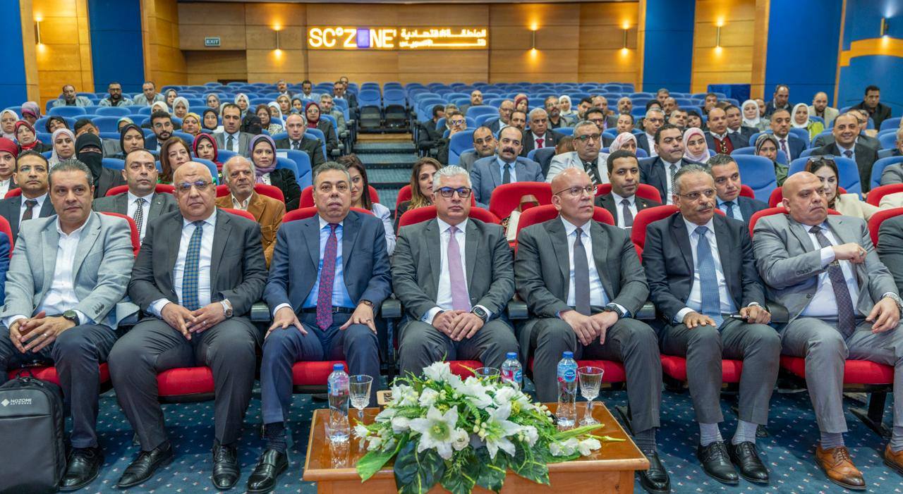 قد تكون صورة ‏‏‏شخص أو أكثر‏، و‏مِنبر‏‏ و‏نص‏‏